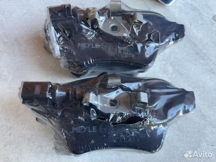 Передние тормозные колодки Volkswagen Touareg 2.5