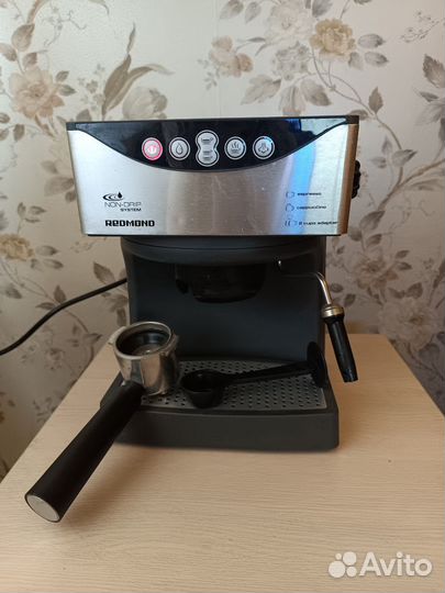 Кофеварка рожковая Redmond RCM-1503