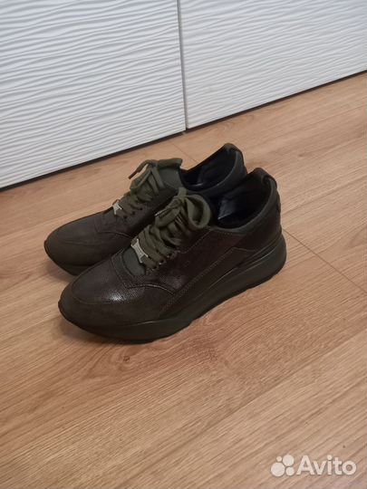 Кроссовки женские