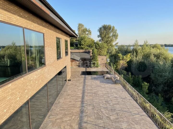 Коттедж 1289,1 м² на участке 17,5 сот.