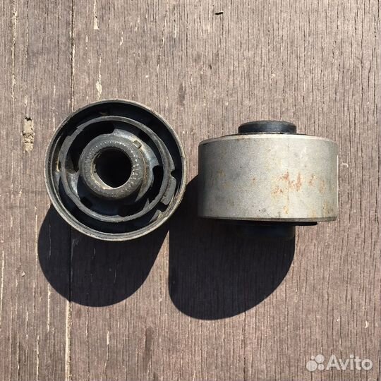 Сайлентблок продольного рычага toyota RAV 4 00-05