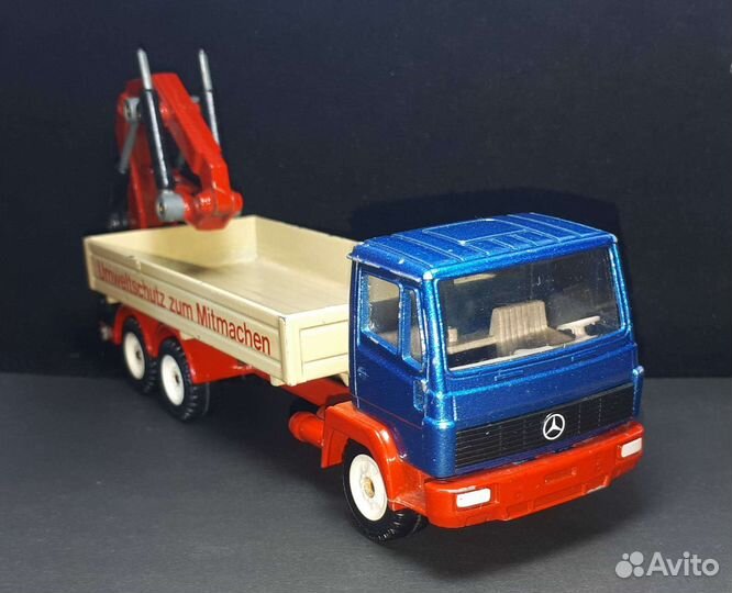 Модель грузовика Mercedes Benz 1:55 siku