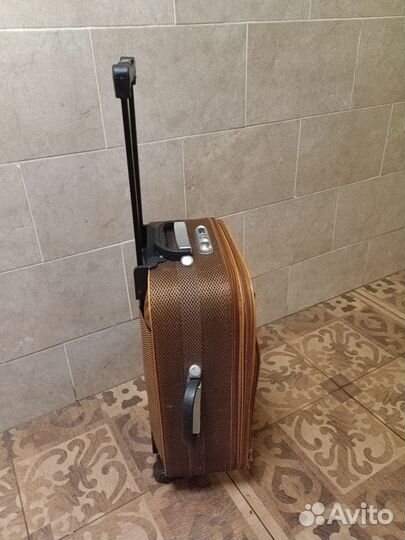 Чемодан на колесах размер s
