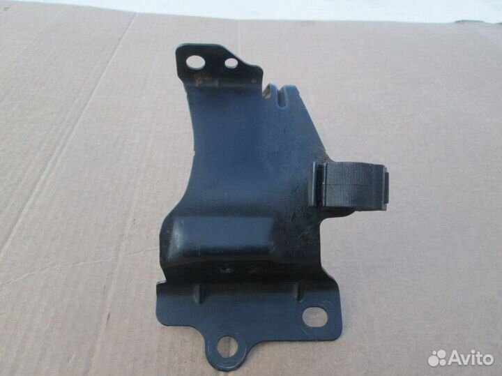 Форд Фокус 2 Кронштейн бачка гур