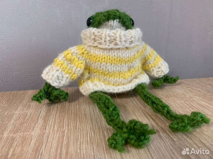 Вязаная лягушка ручной работы