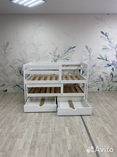 Кровать детская двухъярусная невысокая деревянная