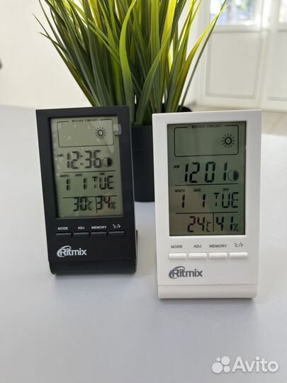 Метеостанция с термометром и гидрометром