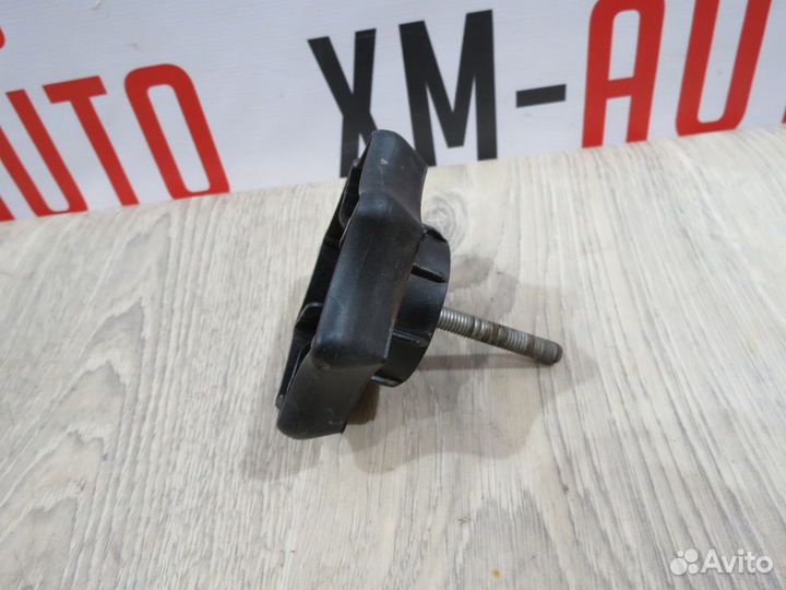 Крепление запасного колеса Skoda Rapid