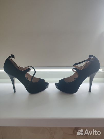 Туфли на высокой шпильке