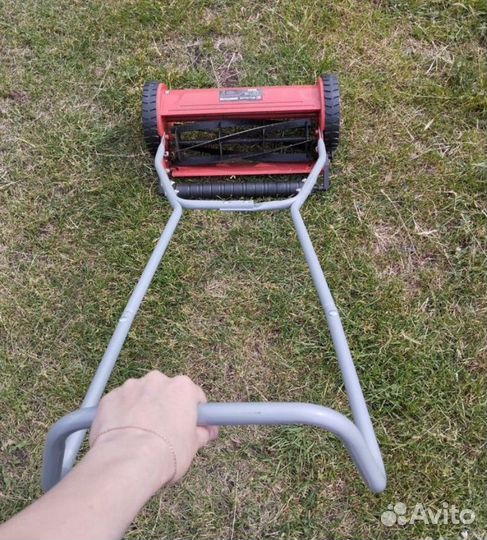 Механическая (ручная) газонокосилка