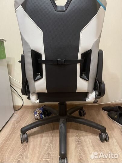 Игровое компьютерное кресло thunderX3