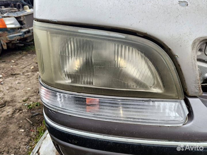 Фара правая Toyota Hiace H100
