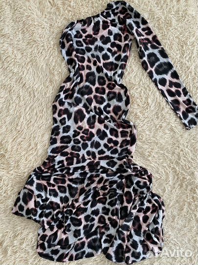 Длинное платье на одно плечо