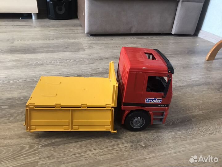 Машинкa bruder Mercedes Actros 4143