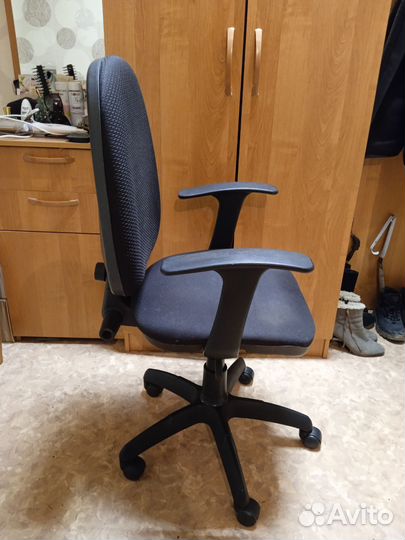 Компьютерное кресло в хорошем состоянии