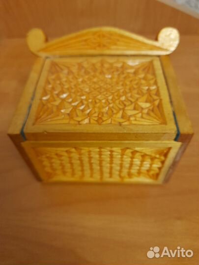 Деревянная шкатулка