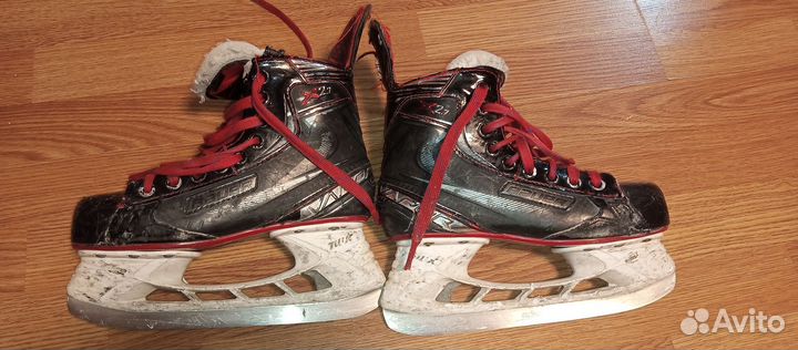 Коньки, шлем, шорты