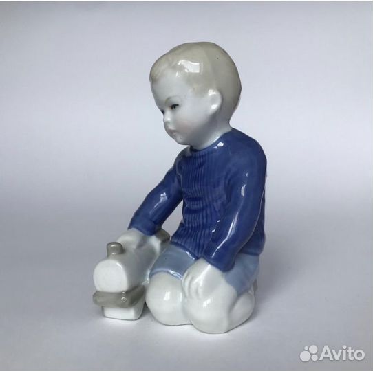 Фарфоровая статуэтка Германия Мальчик с паровозом