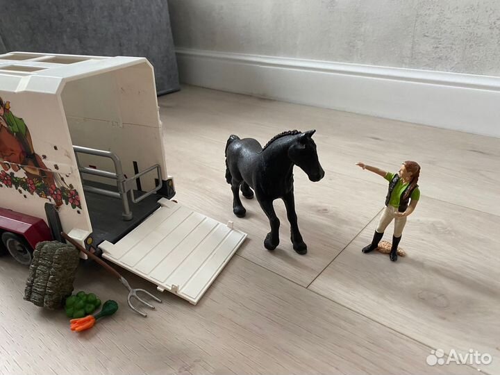 Фигурки Schleich Конный клуб коневоз 42346