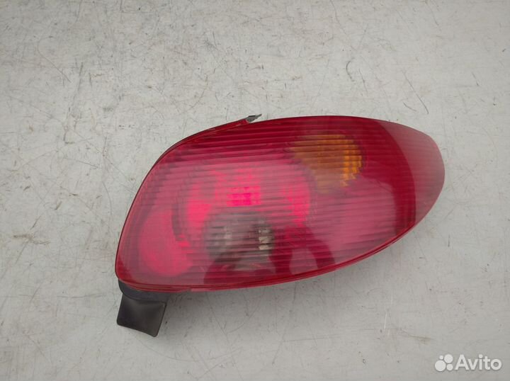Фонарь задний правый Пежо 206