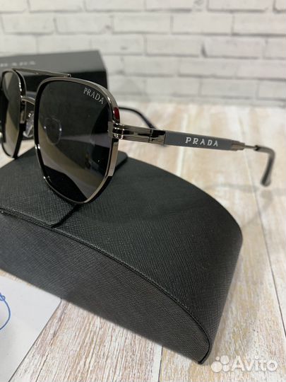 Солнцезащитные очки Prada