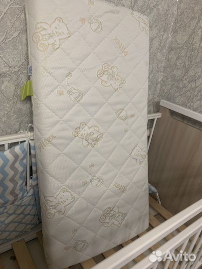 Детская кроватка с маятником