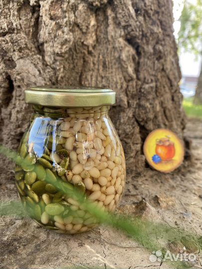 Орех в меду. Орех кедровый с сосновой шишкой