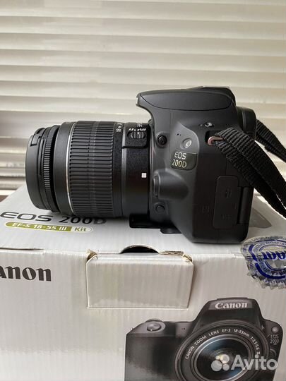 Зеркальный фотоаппарат Canon 200d