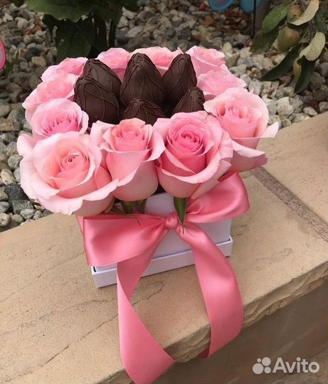 Клубника в шоколаде с цветами