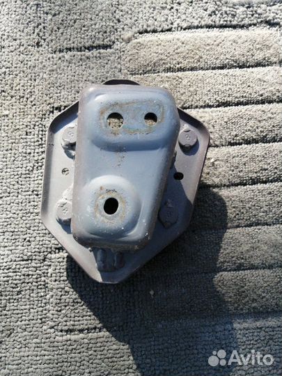 Крепление усилителя бампера переднее правое Nissan