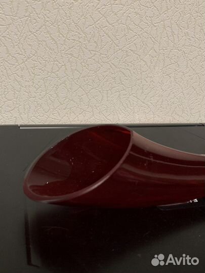 Рог из красного стекла
