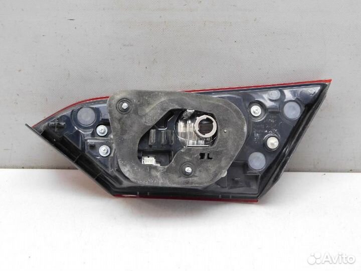 Фонарь задний внутренний левый Toyota Camry