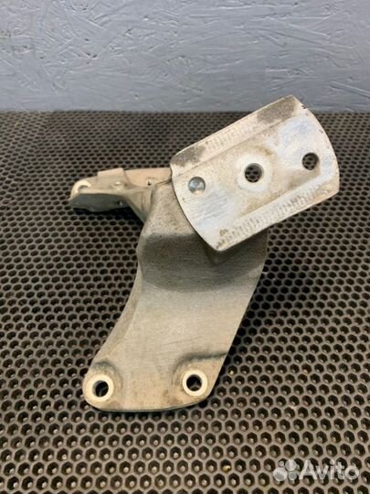 Кронштейн опоры двигателя правый Bentley