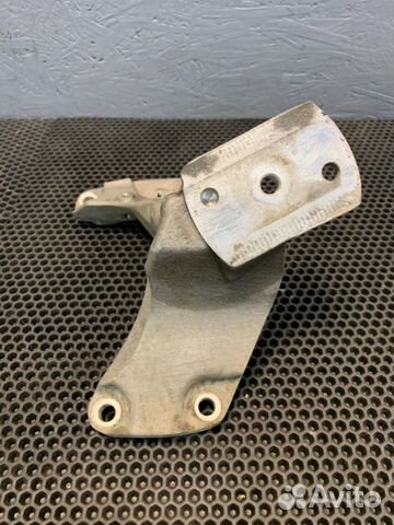 Кронштейн опоры двигателя правый Bentley