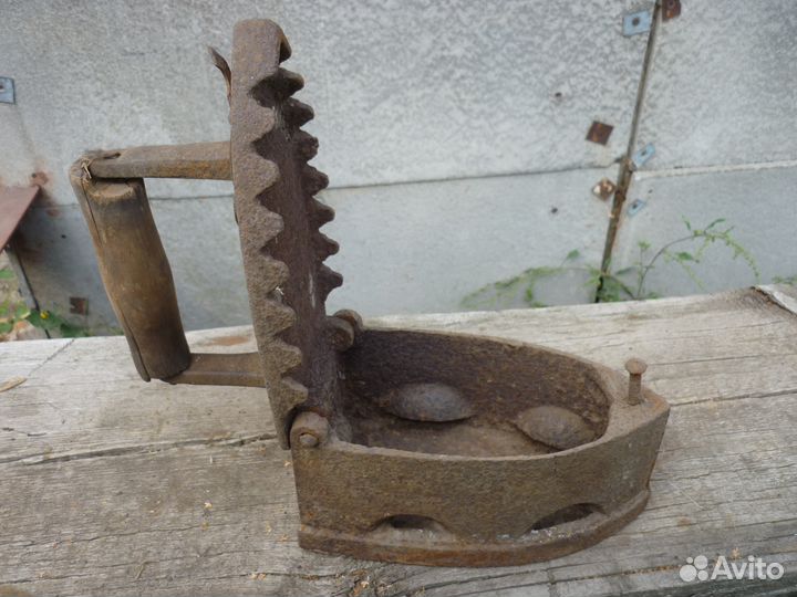 Старинный утюг угольный