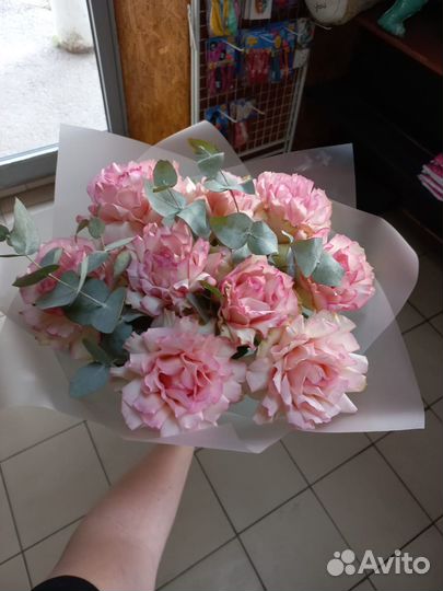 Букет из 9 французских роз с эвкалиптом