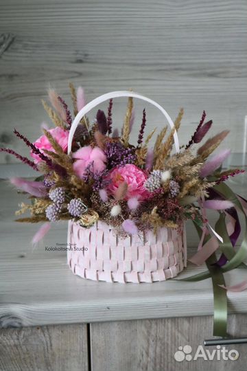 Букет из сухоцветов в корзине