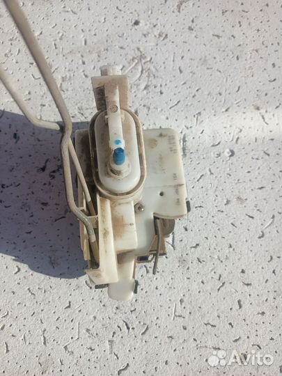 Замок двери задний правый Volkswagen Golf 3