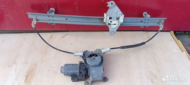 Стеклоподъемник Nissan Navara левый 2005-2015