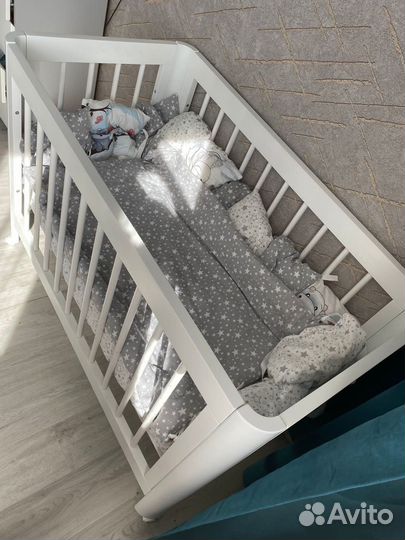 Детская кроватка с маятником