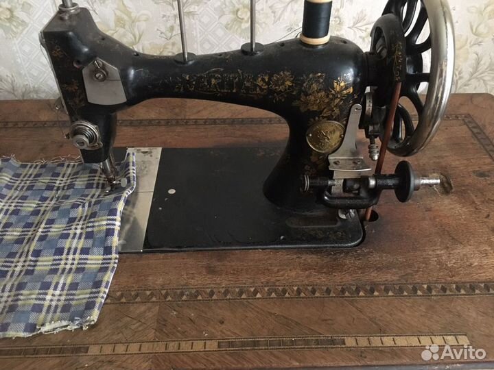 Антикварная швейная машинка