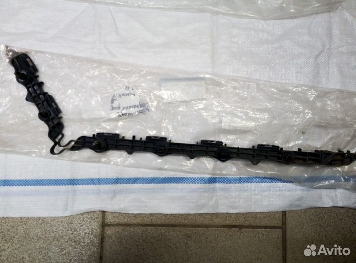 Кронштейн зад бампера лев и правы Toyota Camry V50