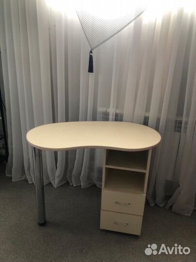 Маникюрный стол
