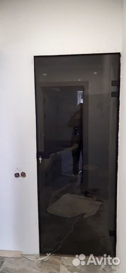 Стеклянная дверь 8-10 мм в алюминиевой коробке