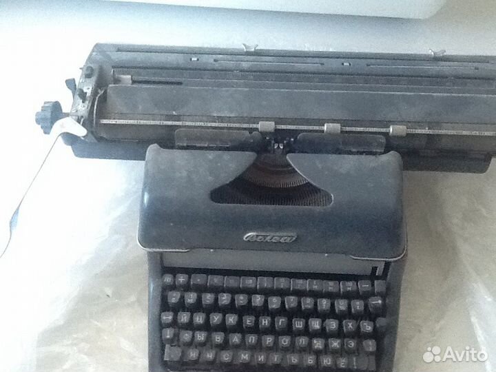Старая печатная машинка Волга