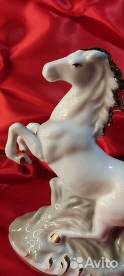 Статуэтка фарфоровая 