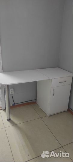 Маникюрный стол