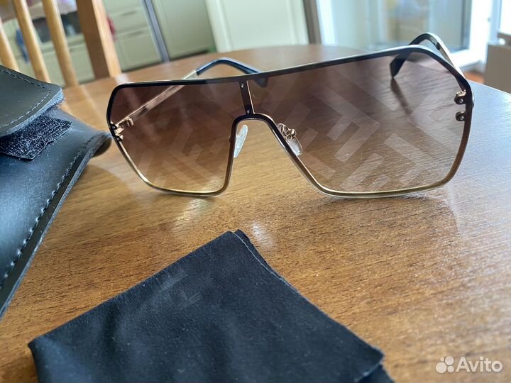 Солнечные очки женские