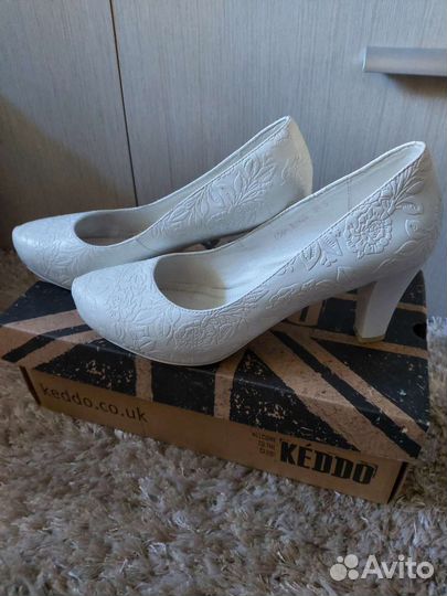 Продам белые туфли