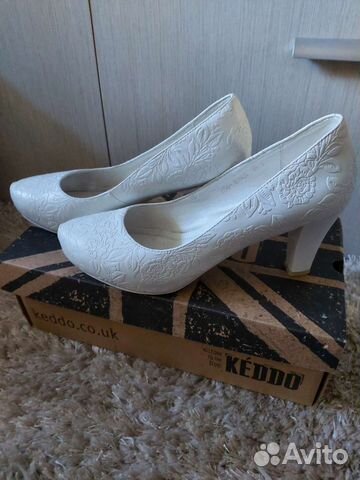 Продам белые туфли